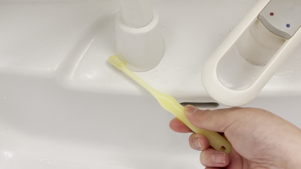 歯磨き粉をつけて磨く