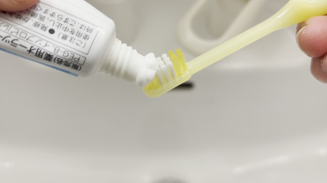 歯磨き粉と歯ブラシを使う