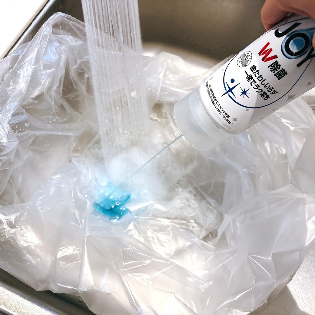 ゴミ袋にぬるま湯と台所用中性洗剤を入れる