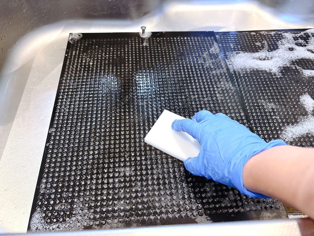 スポンジで汚れをこすり落とす