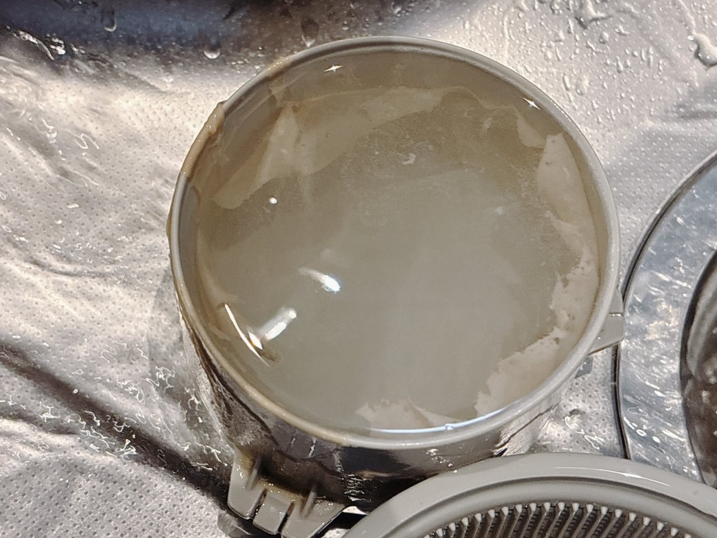 水をかけて浮いた汚れ