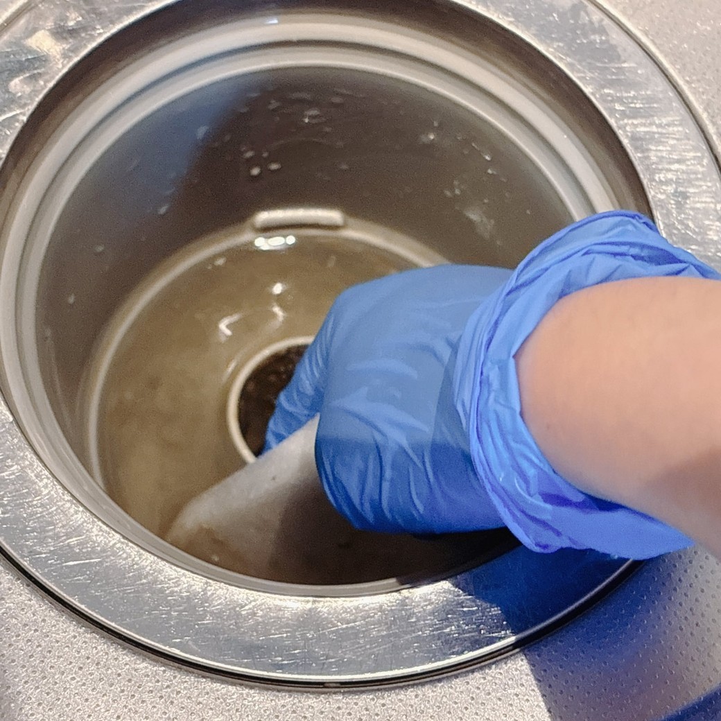 スポンジでこする