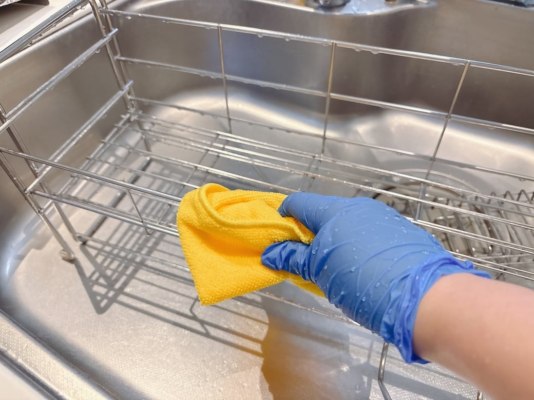 布で水気を拭き取る