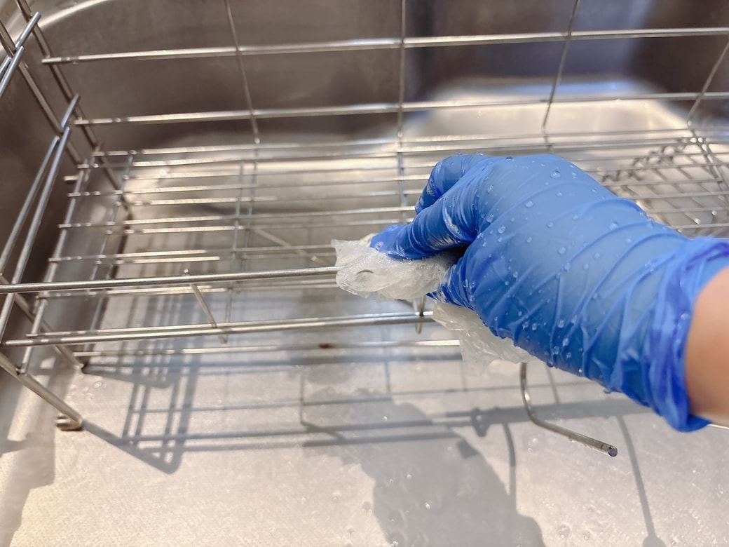 カゴの部分は丸めたラップでこする