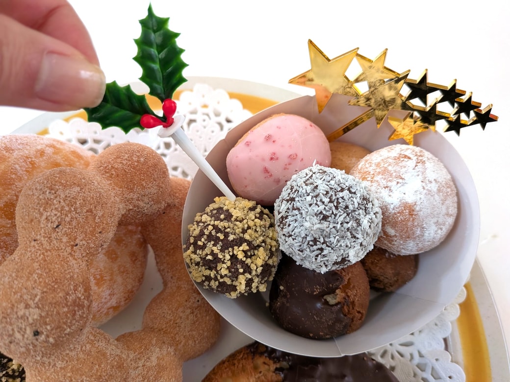 ドーナツポップにヒイラギピックを刺す