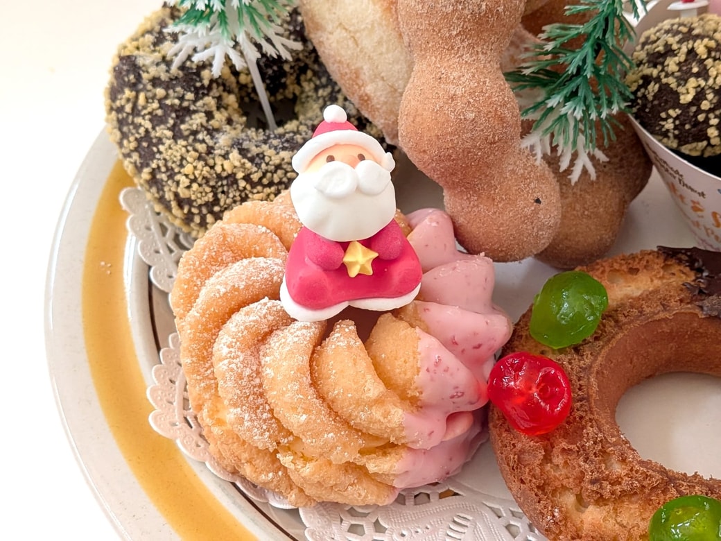 フレンチクルーラーにサンタクロースをのせる