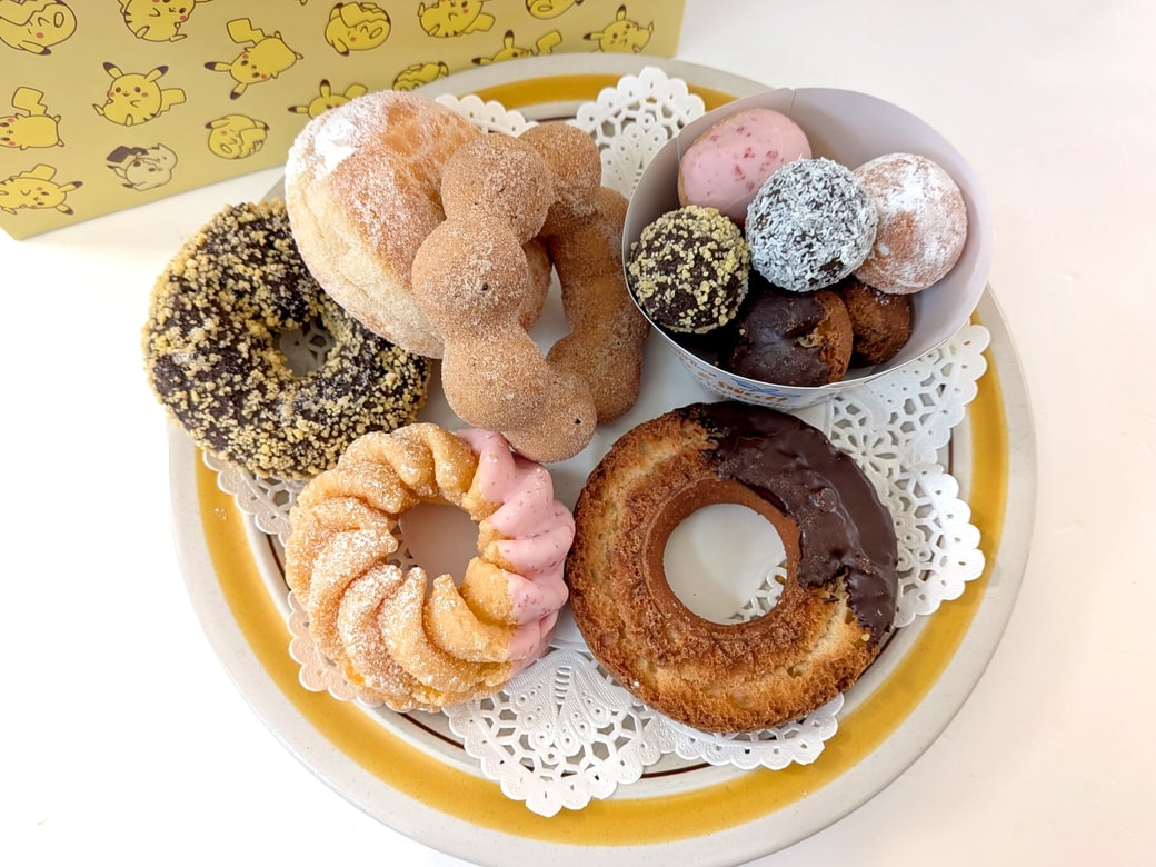 ミスタードーナツのレギュラーメニューをレースペーパーを敷いた皿に盛り付け