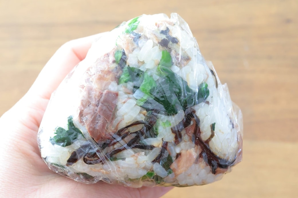 「サバ缶とほうれん草と塩昆布のおにぎり」