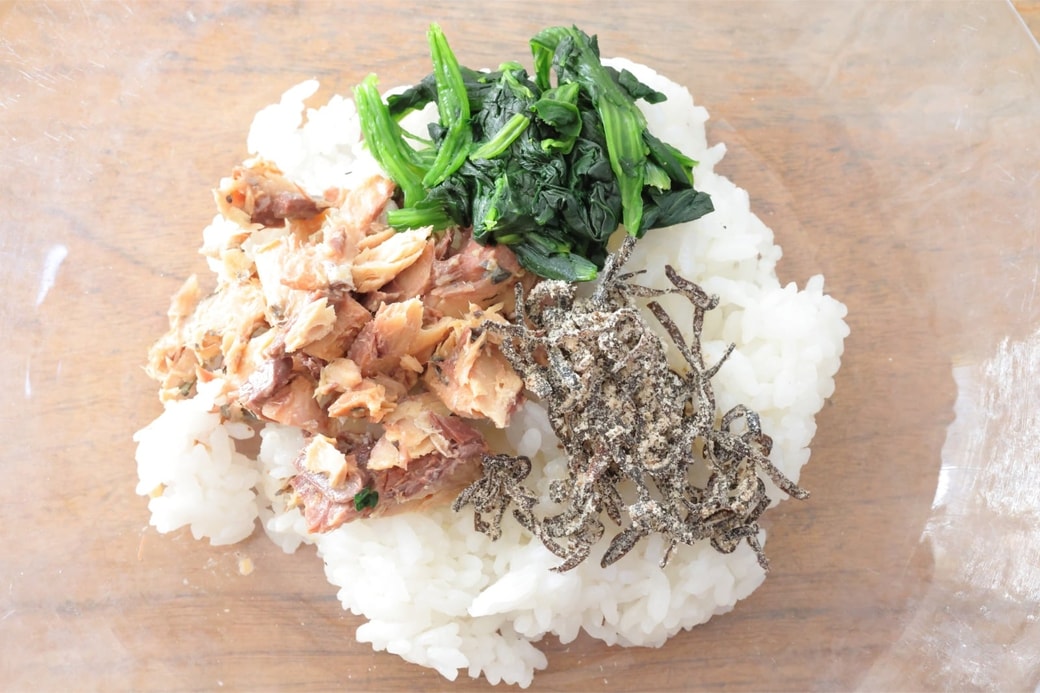 「サバ缶とほうれん草と塩昆布のおにぎり」