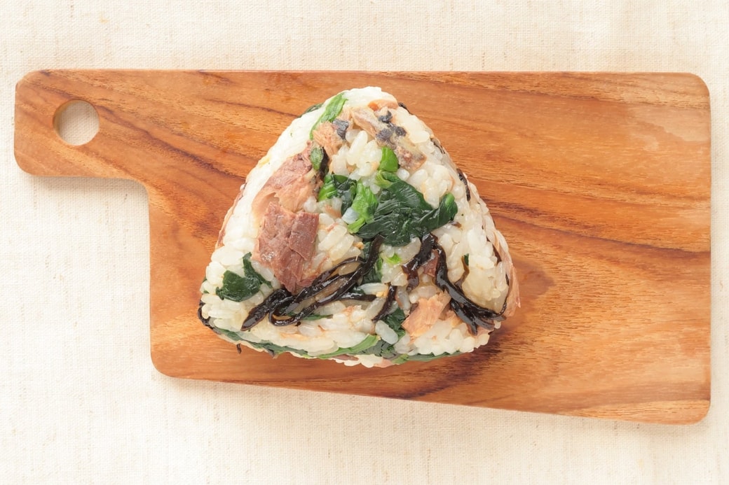 「サバ缶とほうれん草と塩昆布のおにぎり」