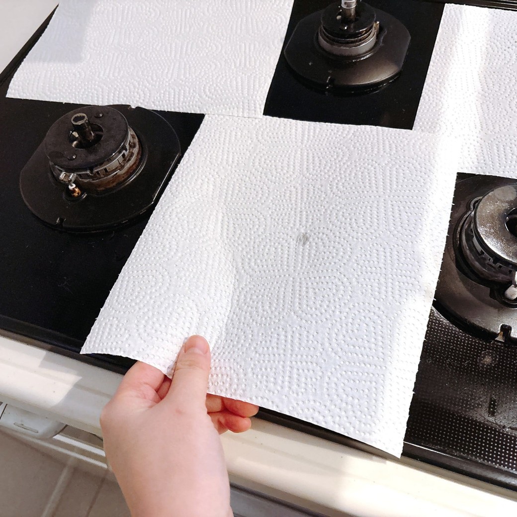 コンロの天板のキッチンペーパを貼り付ける