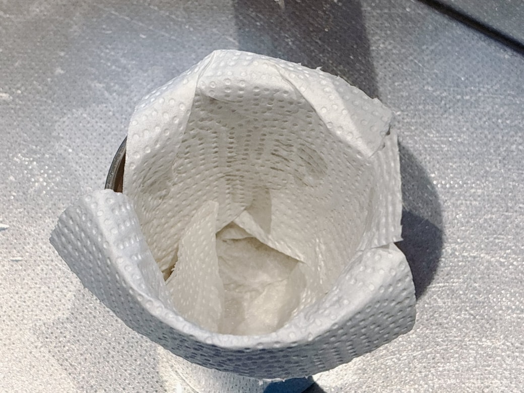 ステンレスマグの内側にキッチンペーパーを敷く