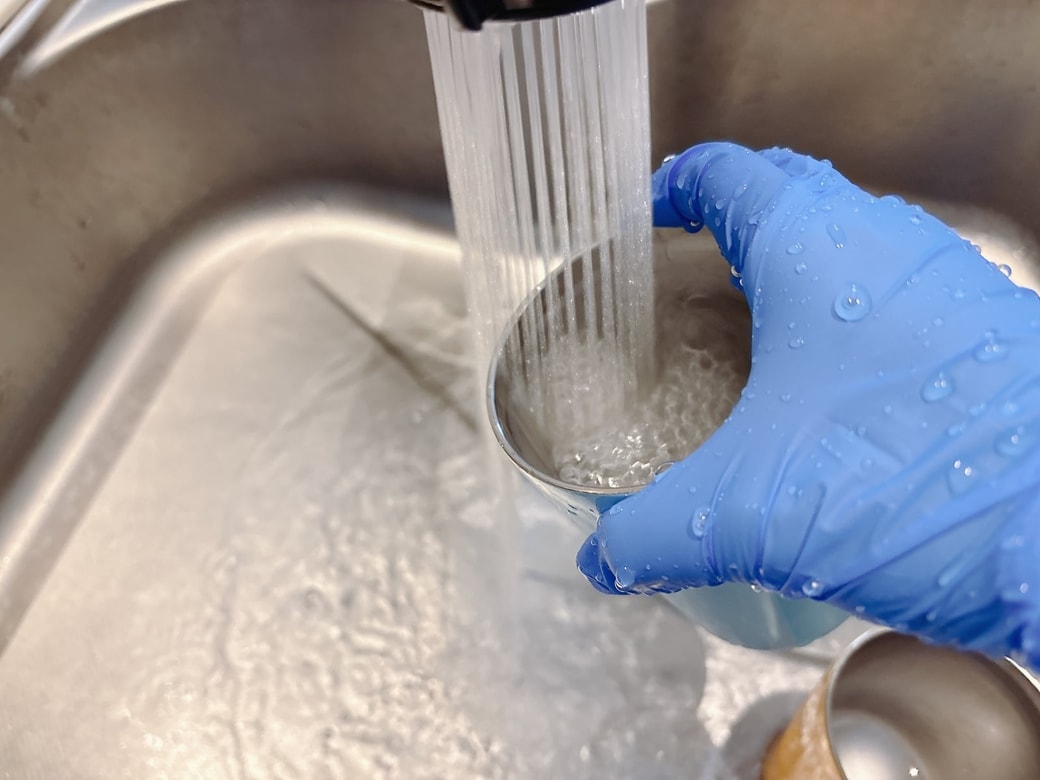 水洗い後、スポンジで洗う