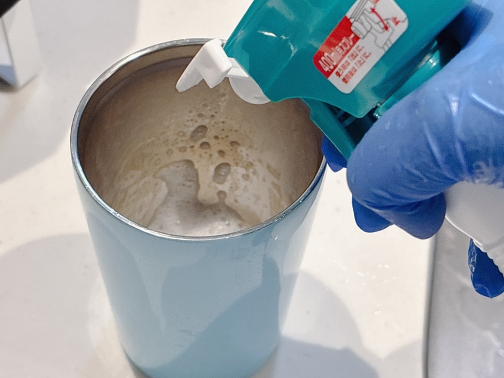 キッチン泡ハイターをかける