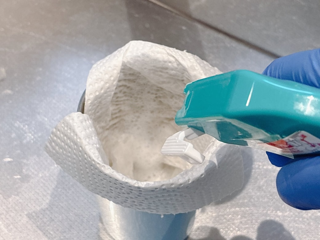 キッチンペーパーの上にキッチン泡ハイターをかける