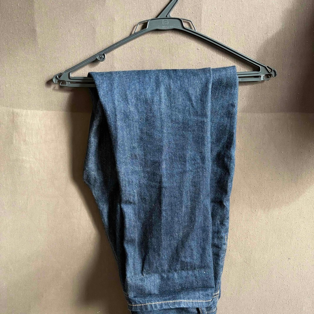 もう片方の裾をハンガーに通したところ