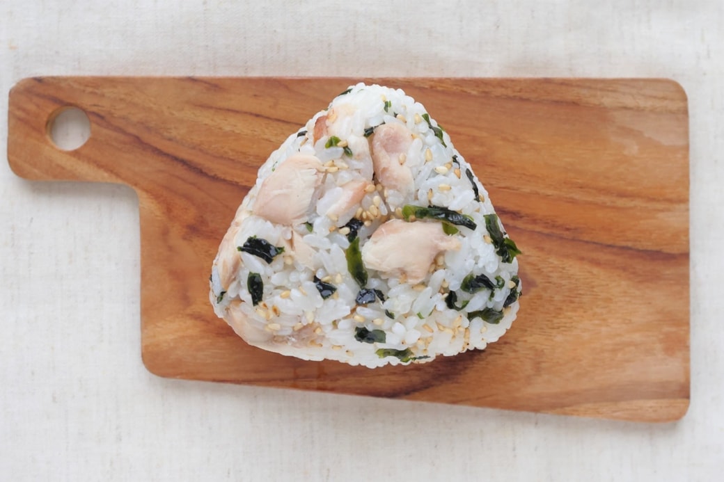 「わかめと焼さばとごまのおにぎり」