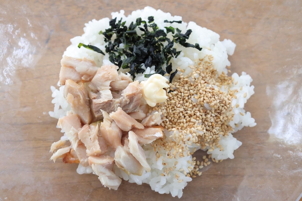 「わかめと焼さばとごまのおにぎり」