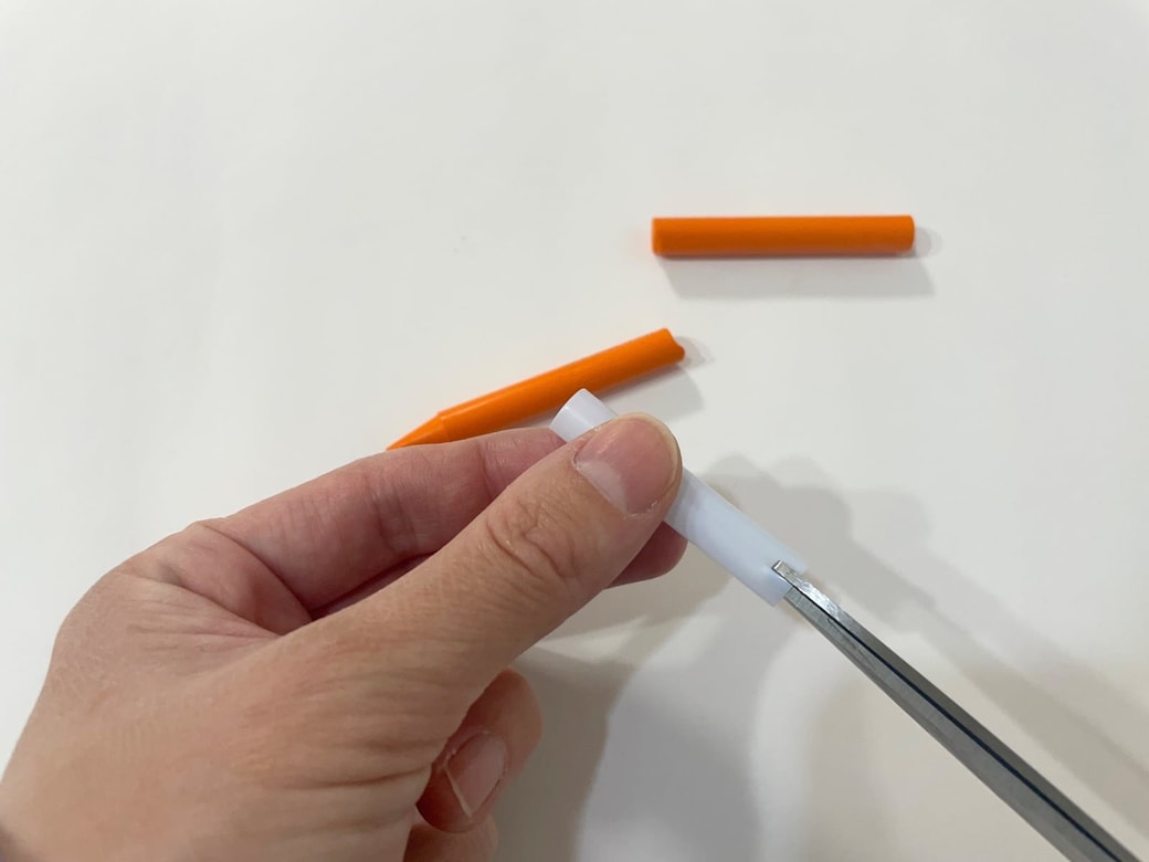 ストローの両端に切れ目を浅く入れる