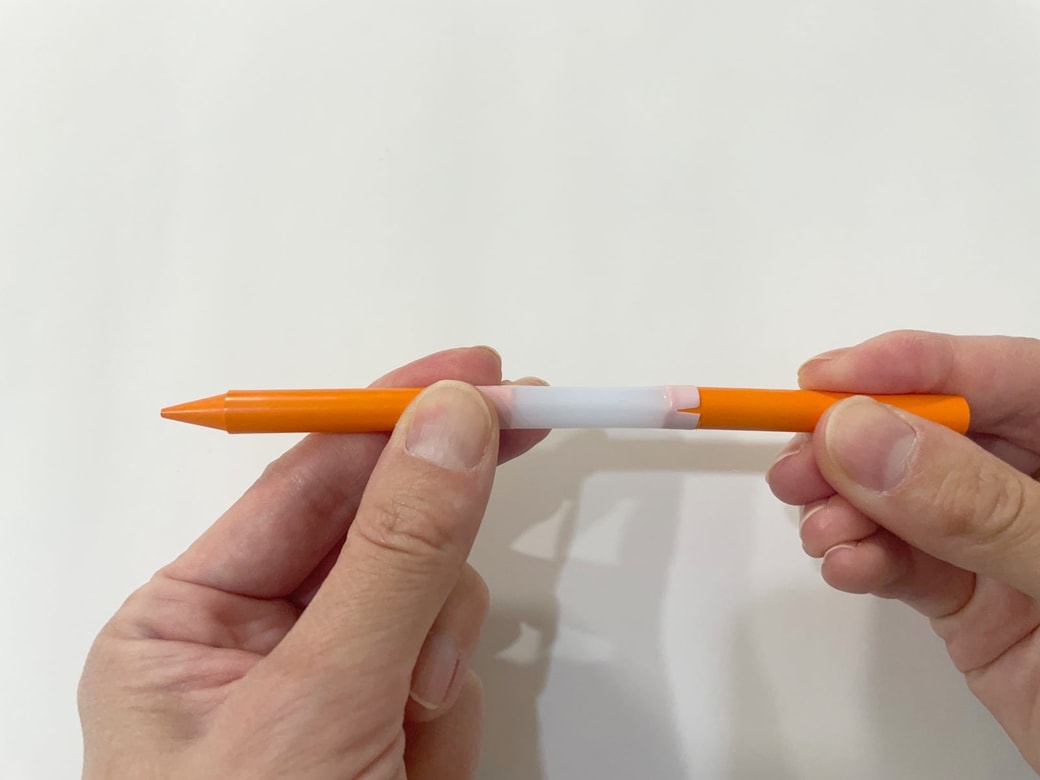 クーピーをストローの穴に入れる