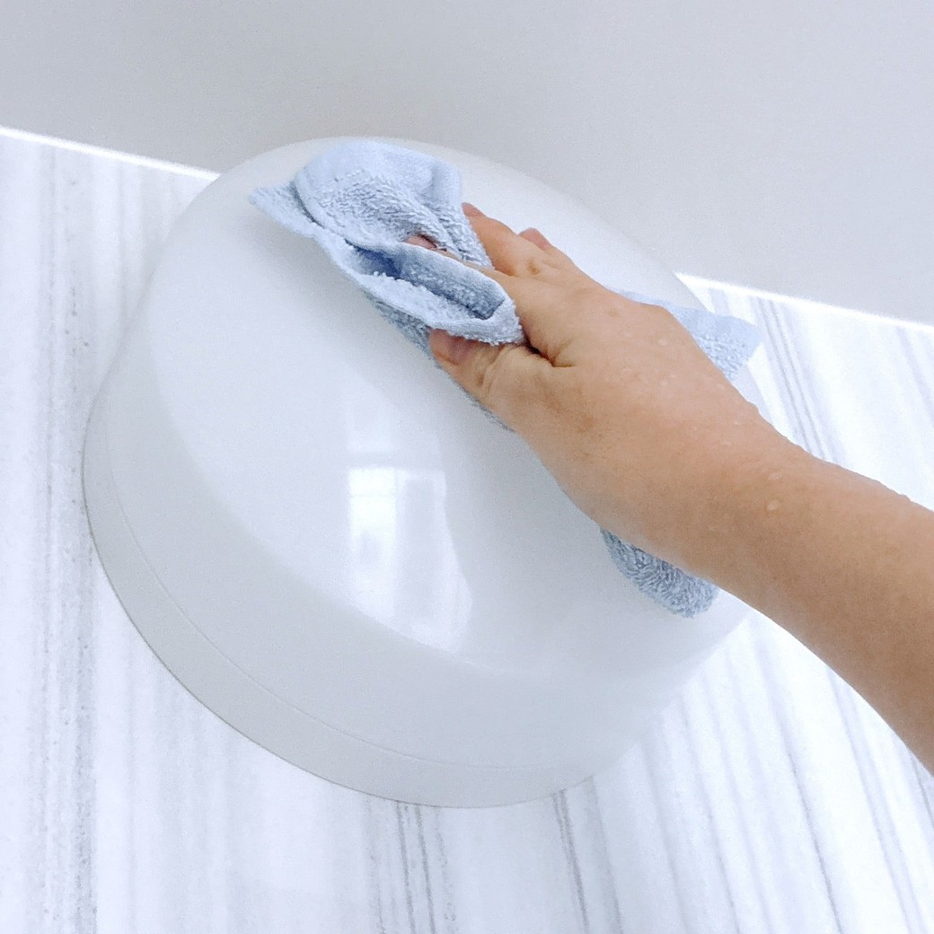 照明の汚れを拭き取る