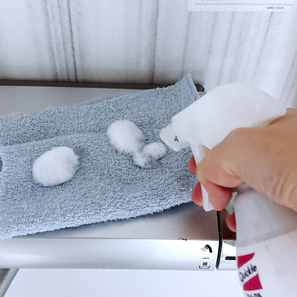 クイックルホームリセットを布にスプレーする