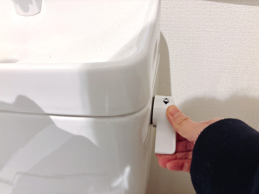 レバーをひねってタンク内の水を流す