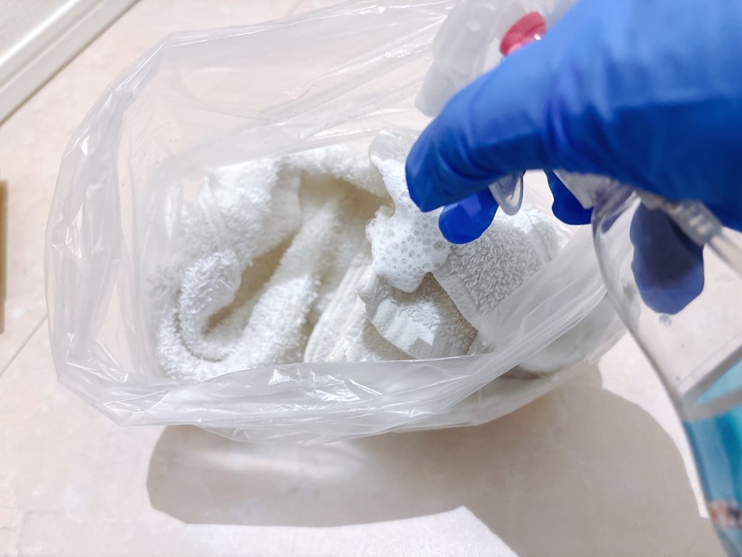 布に洗剤をしみ込ませる