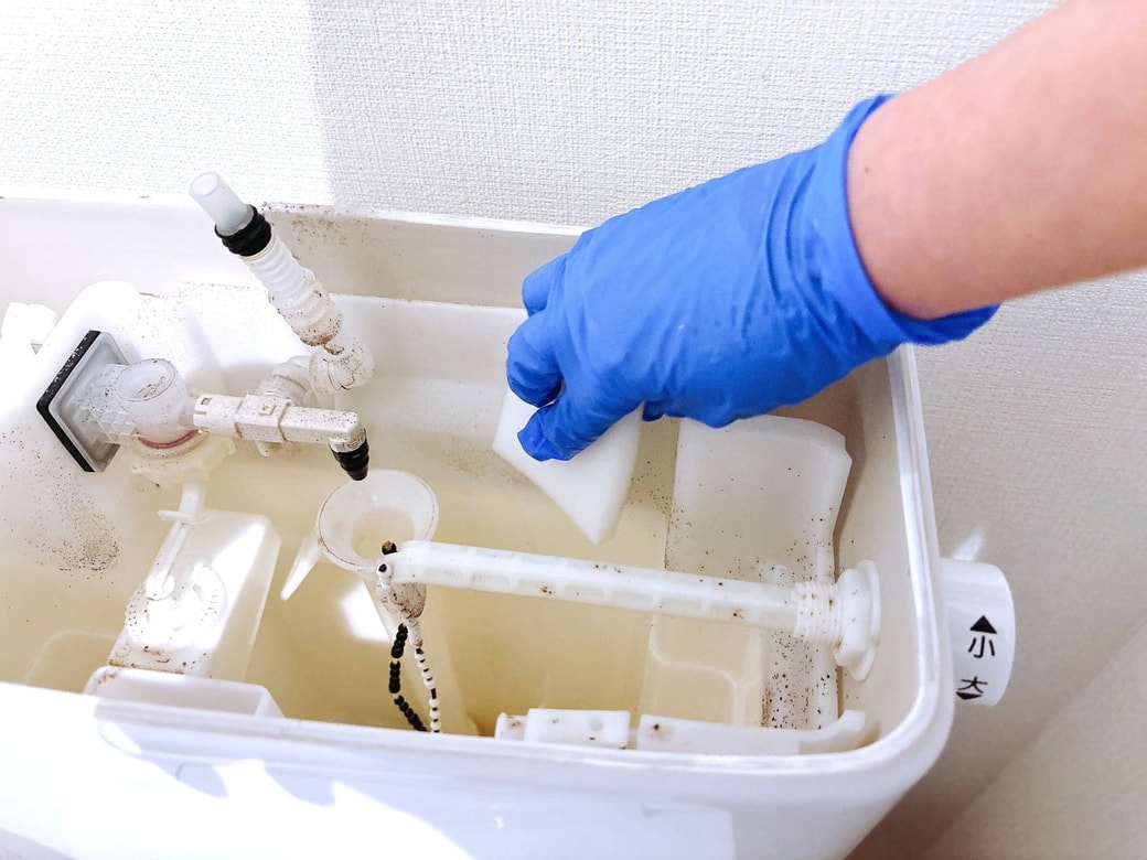 布を外した後、スポンジで汚れをこすり落とす