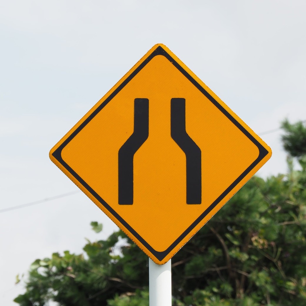 「幅員減少」の道路標識