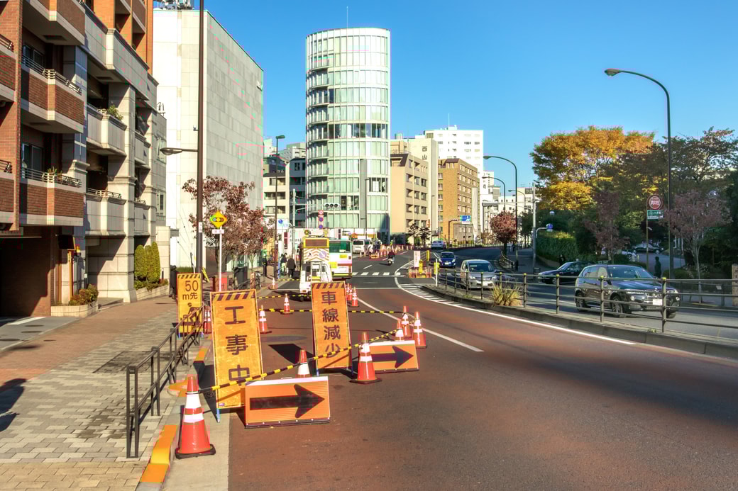 「車線減少」の道路標識がある場合は合流に注意
