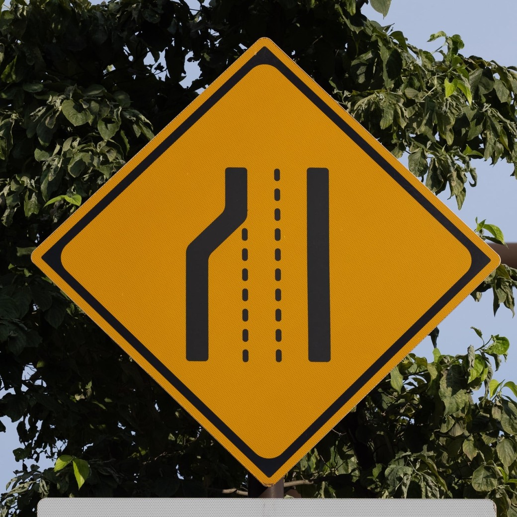 「車線数減少」の道路標識