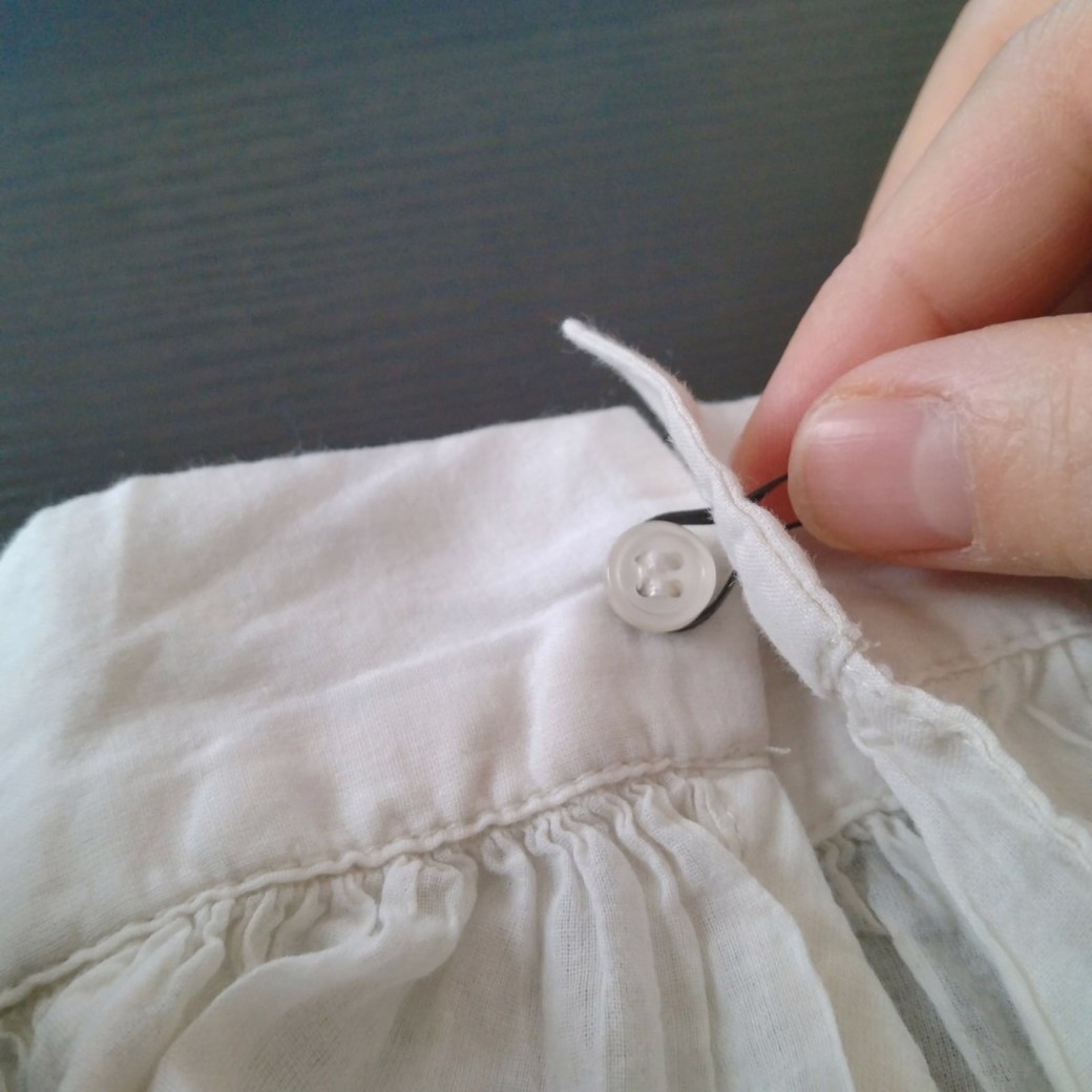 ヘアゴムを袖につけたシャツ