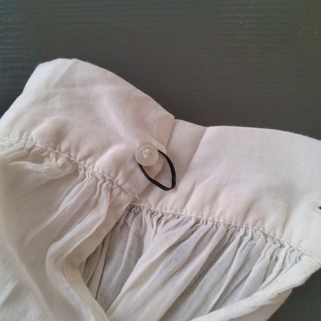 ヘアゴムを袖につけたシャツ