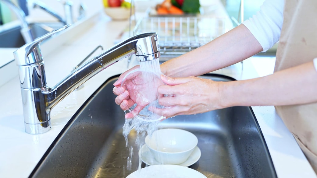 洗い物をしている人
