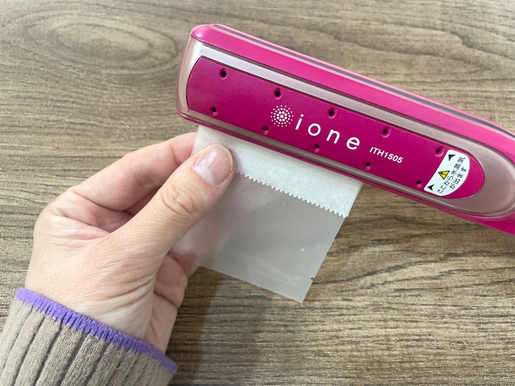 キッチンペーパーやクッキングシートをあて、上からヘアアイロンで熱を加える