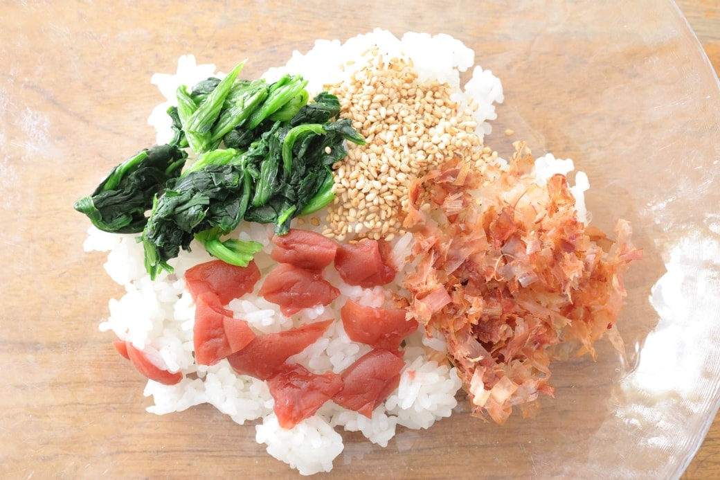 「梅とほうれん草のおかかおにぎり」