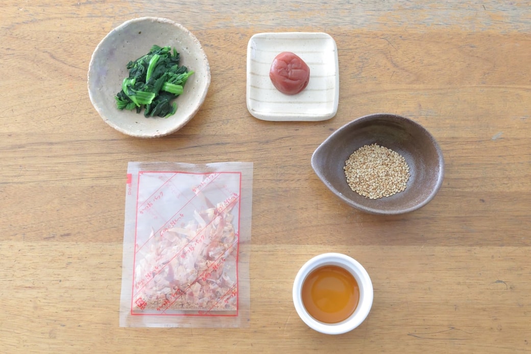 「梅とほうれん草のおかかおにぎり」