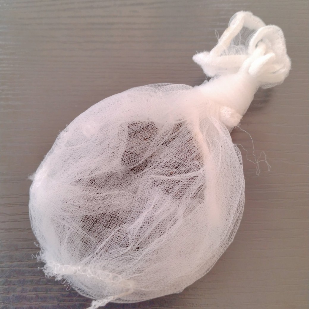 袋に入れたコーヒーかす