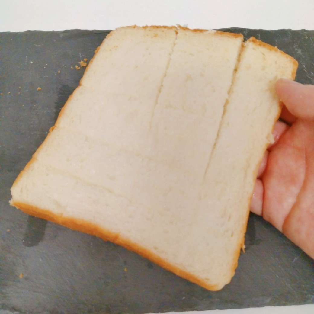 切れ目を入れた食パン