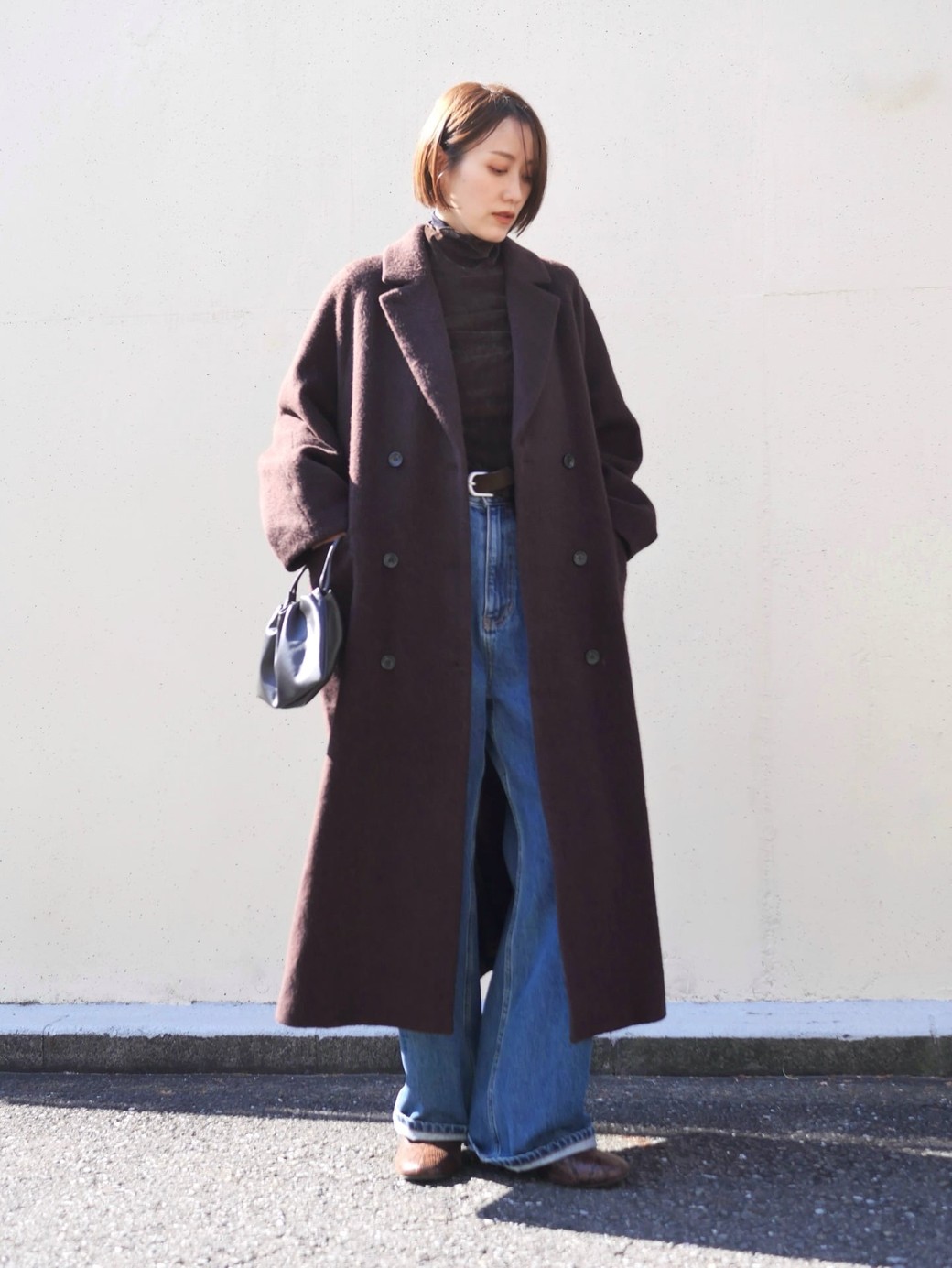 ブラウンコーデにブルーデニムの組み合わせは失敗知らず。