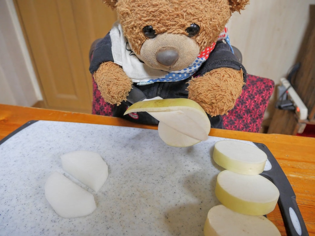 大根の皮をむく