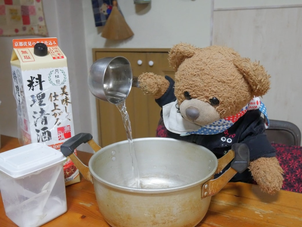 鍋に調味料を入れる