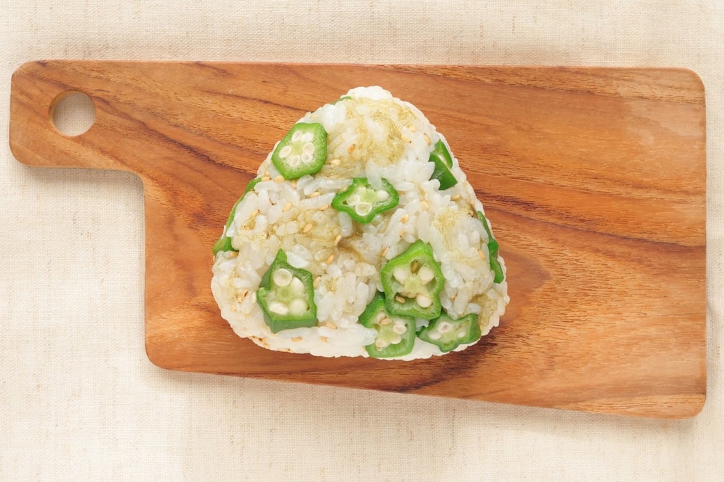 「オクラととろろ昆布のおにぎり」