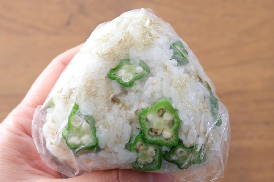「オクラととろろ昆布のおにぎり」