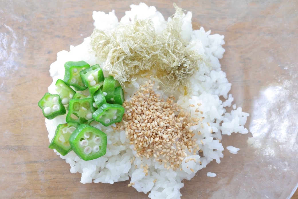 「オクラととろろ昆布のおにぎり」