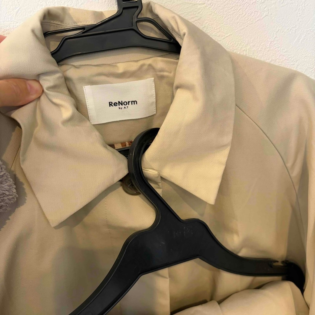 裾を通したハンガーを上のハンガーの下の部分にかけているところ