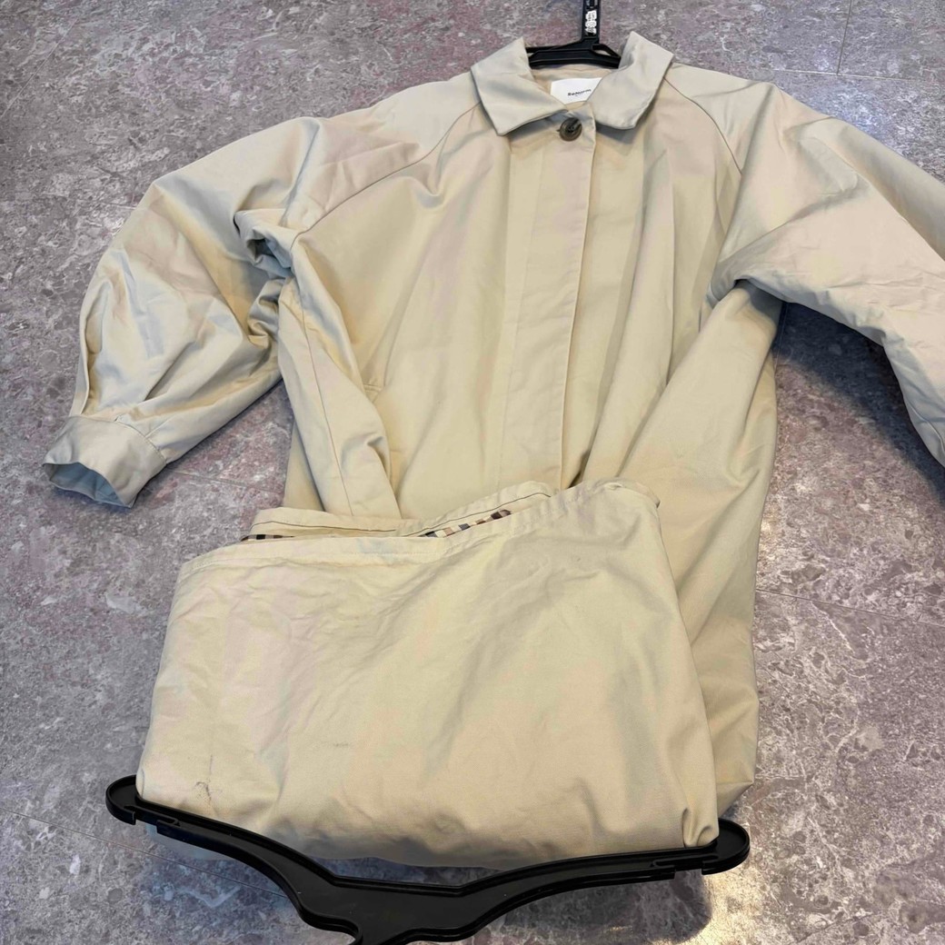 コートの裾をハンガーに通しているところ