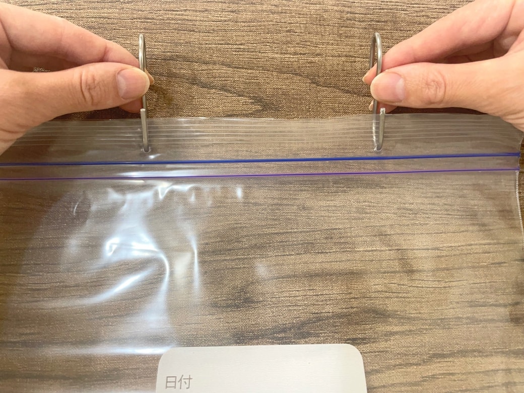 袋にS字フックを引っかける穴をあける