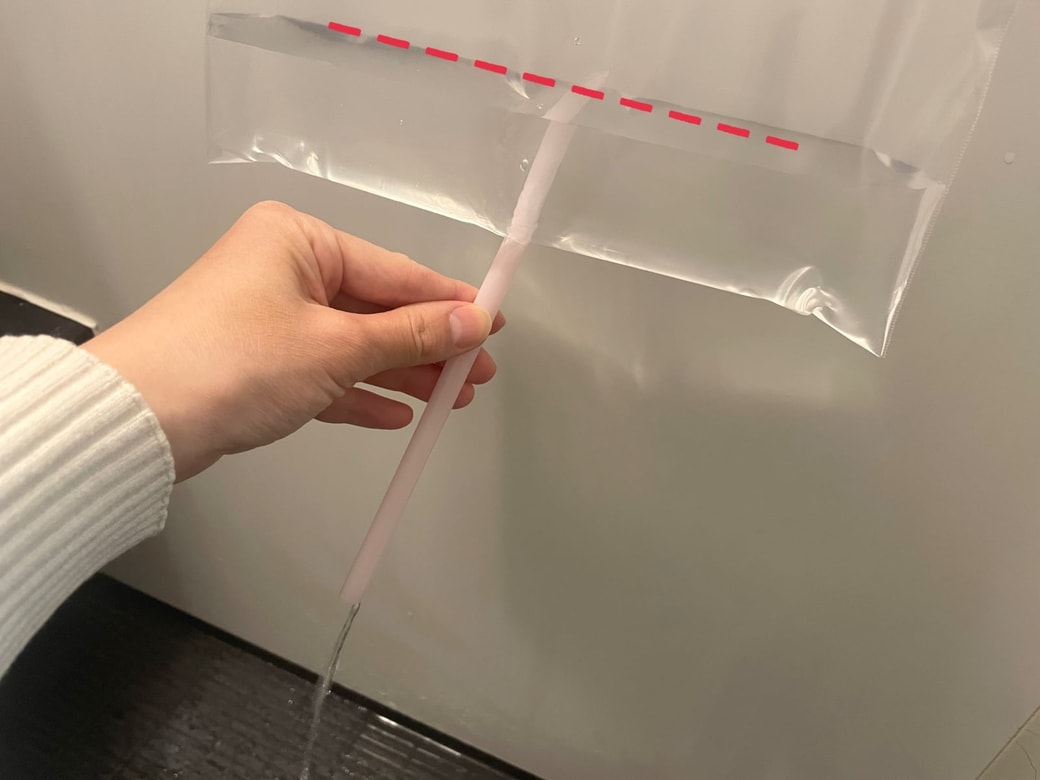 ストローが水の中に入ると水が出る
